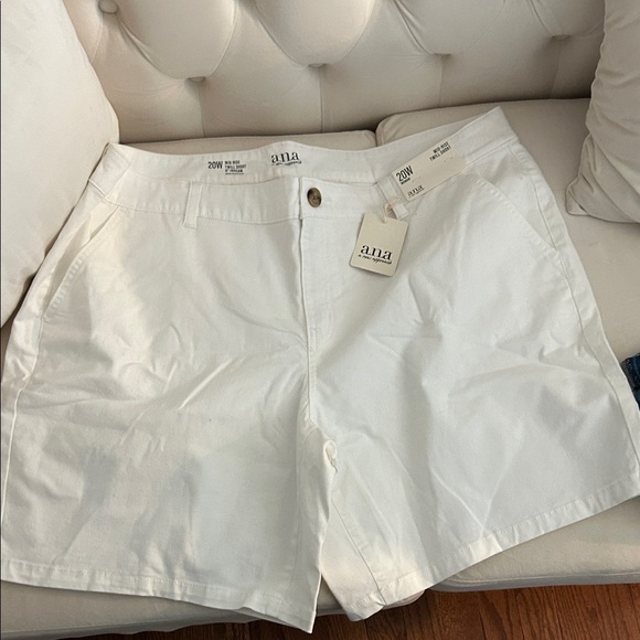 a.n.a Pants - a.n.a woman’s Classic White Flat Front Shorts